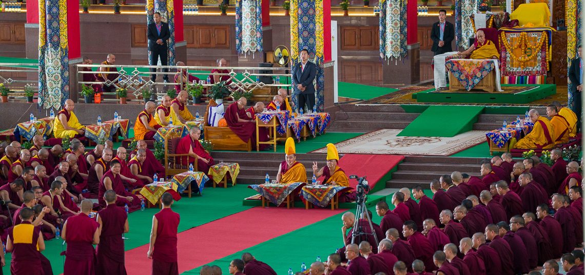 Candidatos a Geshe Lharampa debaten en el recinto de debates de Drepung Gomang