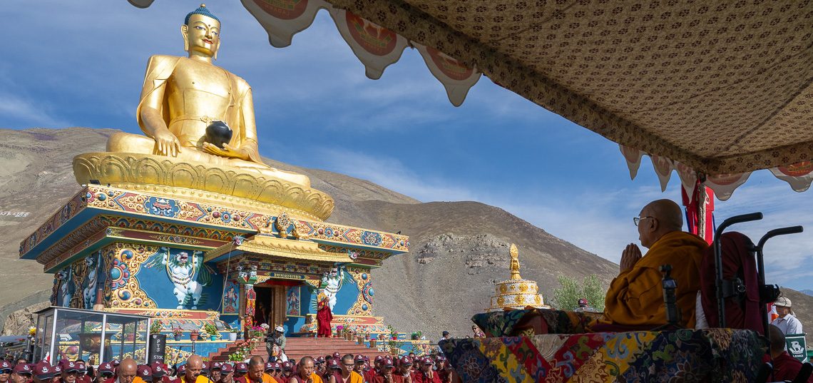 Su Santidad el Dalái Lama asiste a las oraciones ante la estatua del Buda en Stok.
