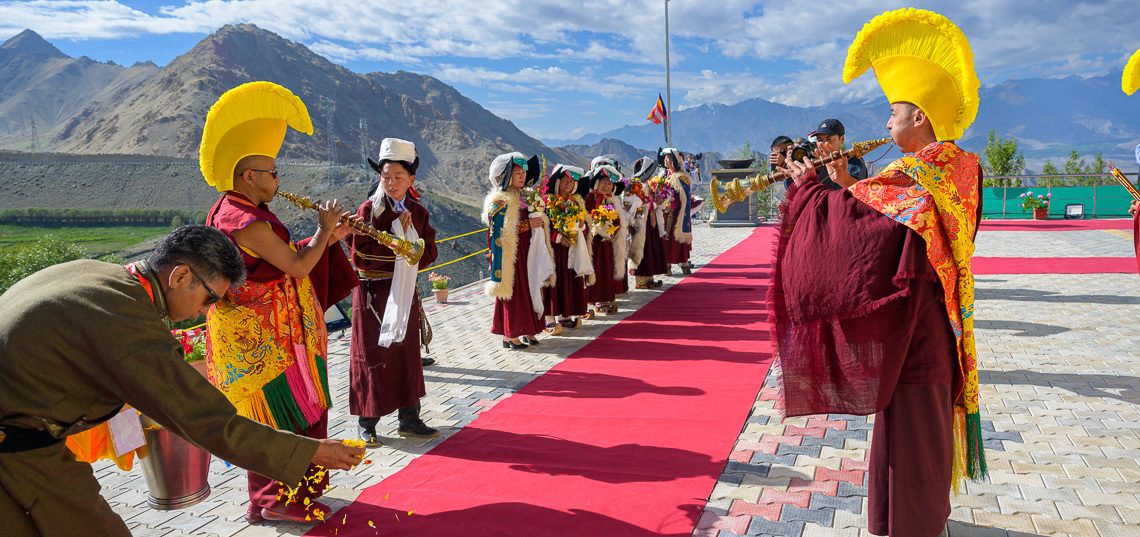 Visita a la estatua de Buda y la estupa de Gonpa Village