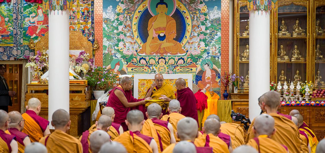 Ordenación de monjes y monjas novicios en Dharamsala