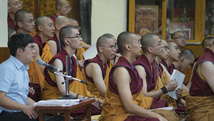 Miembros del público de pie en la puerta del Templo Tibetano Principal para vislumbrar a Su Santidad el Dalái Lama durante una pausa en sus enseñanzas en Dharamsala, HP, India, el 4 de octubre de 2016. Foto/Tenzin Choejor/OHHDL