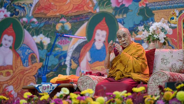 Su Santidad el Dalái Lama durante su enseñanza en Riga, Letonia, el 10 de octubre de 2016. Foto/Tenzin Choejor/OHHDL