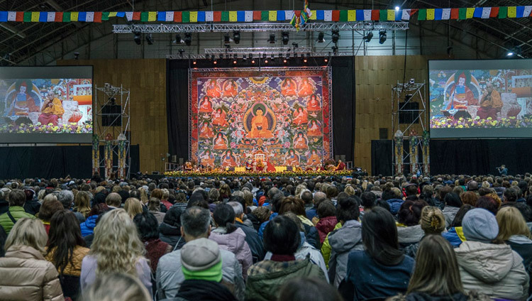Una vista desde la parte trasera de la sala Skonto durante la enseñanza de Su Santidad el Dalái Lama en Riga, Letonia, el 10 de octubre de 2016. Foto/Tenzin Choejor/OHHDL