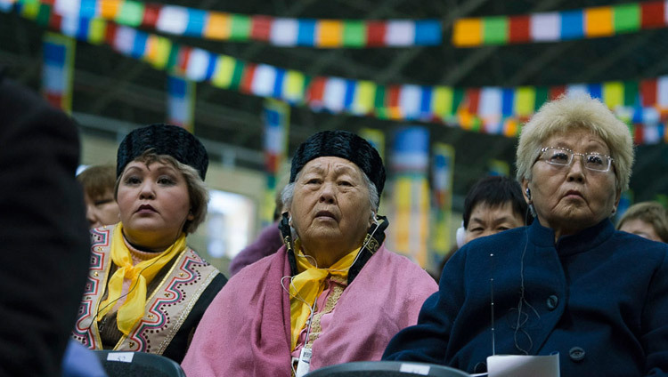 Miembros del público escuchando las enseñanzas de Su Santidad el Dalái Lama en la sala Skonto de Riga, Letonia, el 10 de octubre de 2016. Foto/Tenzin Choejor/OHHDL