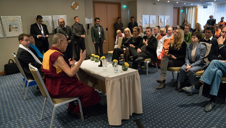 Su Santidad el Dalái Lama se dirige a un grupo de simpatizantes del Tíbet de los países bálticos en Riga, Letonia, el 11 de octubre de 2016. Foto/Tenzin Choejor/OHHDL