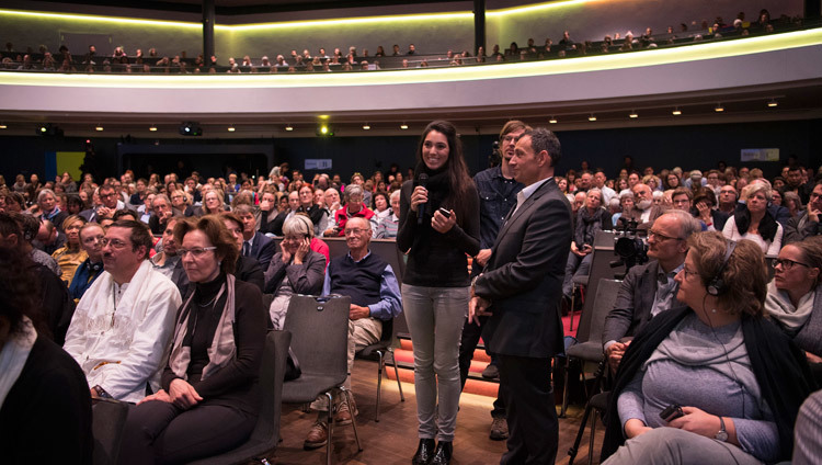 Una persona del público hace una pregunta a Su Santidad el Dalái Lama durante su charla en el estadio Kursaal de Berna, Suiza, el 13 de octubre de 2016. Foto/Manuel Bauer