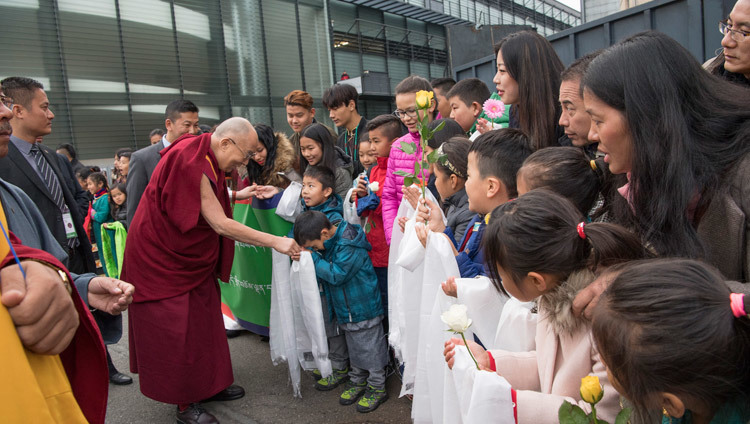 Su Santidad el Dalái Lama es recibido por niños y niñas a su llegada al Hallenstadion en Zúrich, Suiza, el 14 de octubre de 2016. Foto/Manuel Bauer