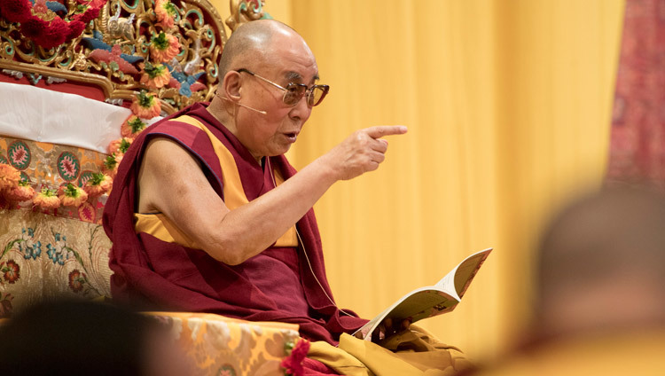 Su Santidad el Dalái Lama hablando en el Hallenstadion de Zúrich, Suiza, el 14 de octubre de 2016. Foto/Manuel Bauer