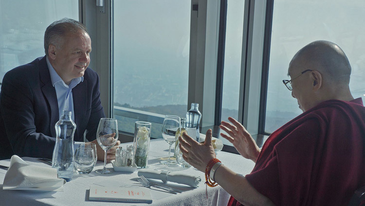 Su Santidad el Dalái Lama reunido con Su Excelencia, Andrej Kiska, Presidente de Eslovaquia, durante el almuerzo en el restaurante Altitude en Bratislava, Eslovaquia, el 16 de octubre de 2016. Foto/Jeremy Russell/OHHDL
