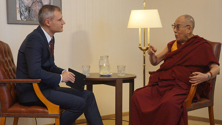 Lubomir Bajanik de la televisión eslovaca entrevistando a Su Santidad el Dalái Lama en Bratislava, Eslovaquia, el 16 de octubre de 2016. Foto/Jeremy Russell/OHHDL