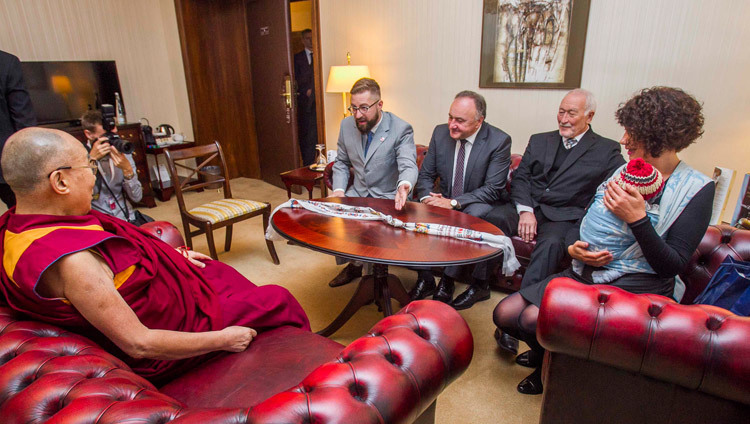 Su Santidad el Dalái Lama reunido con una delegación parlamentaria oficial eslovaca en su hotel de Bratislava, Eslovaquia, el 16 de octubre de 2016. Foto/Somogyi
