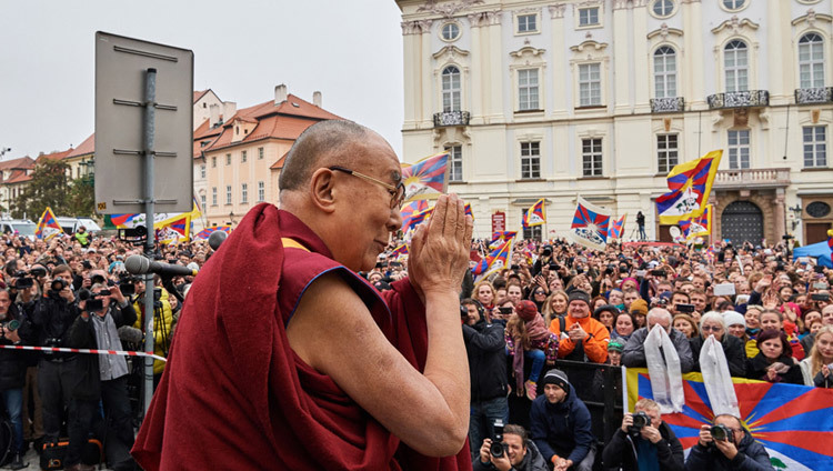 Su Santidad el Dalái Lama saluda a la multitud congregada a su llegada a la plaza Hradcanske de Praga, República Checa, el 17 de octubre de 2016. Foto/Olivier Adam