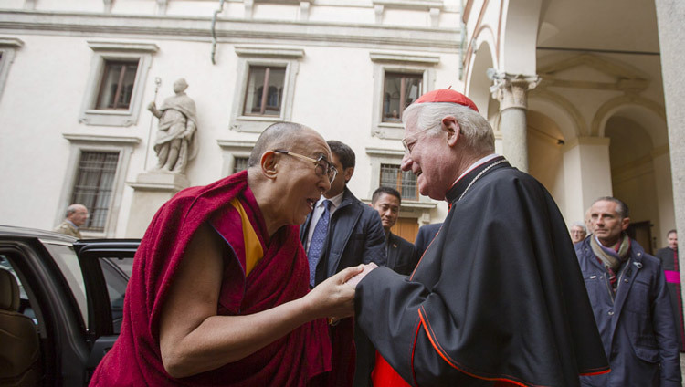 El cardenal de Milán Angelo Scola y Su Santidad el Dalái Lama intercambiando saludos a la llegada de Su Santidad a la residencia del cardenal en Milán, Italia, el 20 de octubre de 2016. Foto/Tenzin Choejor/OHHDL
