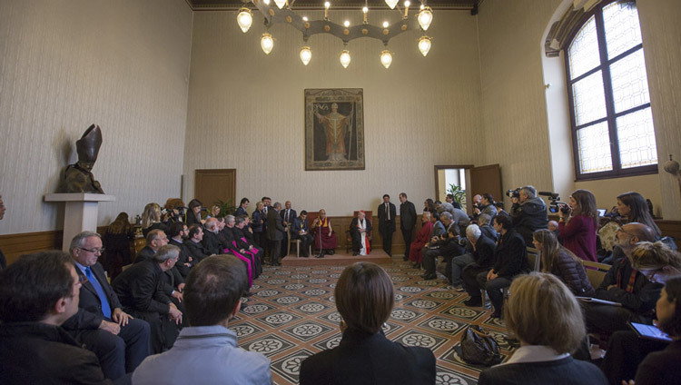 Su Santidad el Dalái Lama en la residencia del cardenal de Milán Angelo Scola en Milán, Italia, el 20 de octubre de 2016. Foto/Tenzin Choejor/OHHDL
