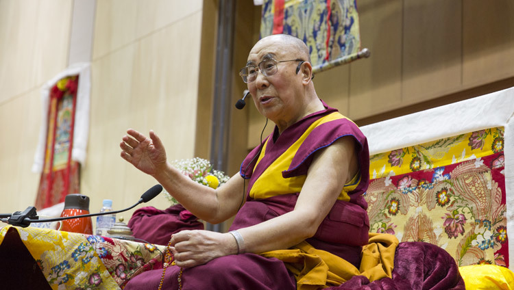 Su Santidad el Dalái Lama hablando durante el segundo día de sus tres días de enseñanza en Osaka, Japón, el 12 de noviembre de 2016. Foto/Jigme Choephel