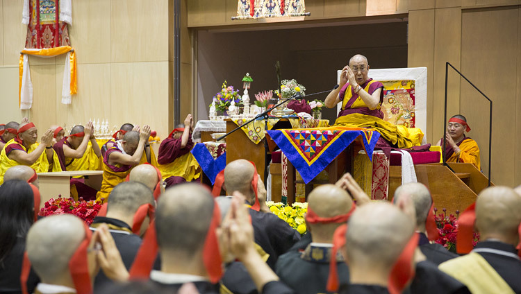 Su Santidad el Dalái Lama otorgando las iniciaciones de Permiso Común y Poco Común de Tara Verde de los Deseos en el último día de sus enseñanzas en Osaka, Japón, el 13 de noviembre de 2016. Foto/Jigme Choephel