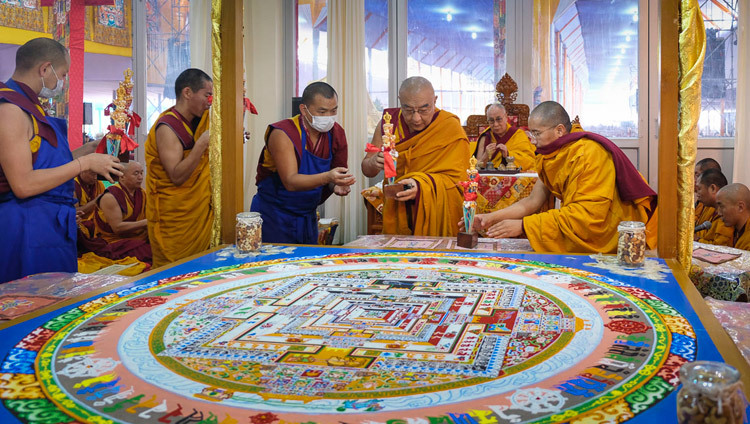 Su Santidad el Dalái Lama observa como Thamthog Rimpoché coloca los instrumentos rituales alrededor del mandala de arena Kalachakra una vez acabada su construcción, durante los preparativos para la Iniciación de Kalachakra en Bodhgaya, Bihar, India el 8 de Enero de 2017. Foto/Tenzin Choejor/OHHDL