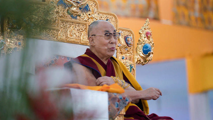 Su Santidad el Dalái Lama hablando el último día de las enseñanzas preliminares a la Iniciación de Kalachakra en Bodhgaya, Bihar, India en 9 de Enero de 2017. Foto/Tenzin Choejor/OHHDL 