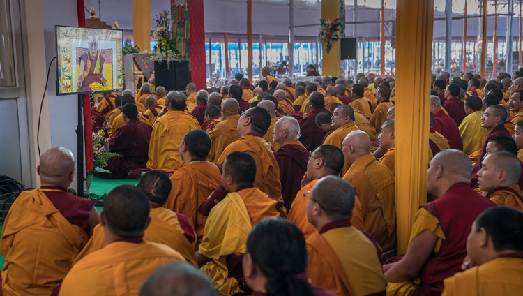 Miembros de la comunidad monástica viendo a Su Santidad el Dalái Lama en televisión durante el último día de las enseñanzas preliminares a la Iniciación de Kalachakra en Bodhgaya, Bihar, India el 8 de Enero de 2017. Foto/Tenzin Choejor/OHHDL