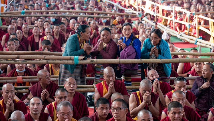 Parte del público observando detenidamente mientras finalizan las enseñanzas preliminares a la Iniciación de Kalachakra de Su Santidad el Dalái Lama, en Bodhgaya, Bihar, India el 8 de Enero de 2017. Foto/Tenzin Choejor/OHHDL 