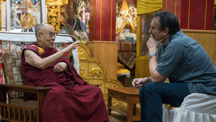 Michael Ware entrevistando a Su Santidad el Dalái Lama para National Geographic Television en Bodhgaya, Bihar, India, el 11 de enero de 2017. Foto/Tenzin Choejor/OHHDL