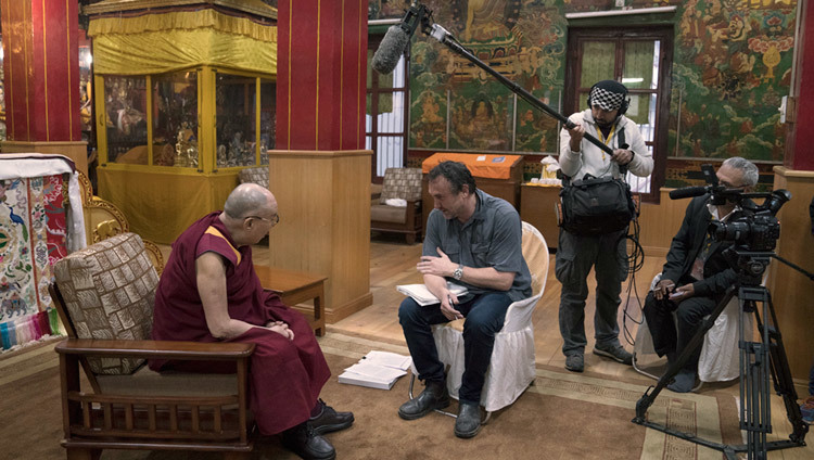 Michael Ware entrevistando a Su Santidad el Dalái Lama para National Geographic Television en Bodhgaya, Bihar, India, el 11 de enero de 2017. Foto/Tenzin Choejor/OHHDL