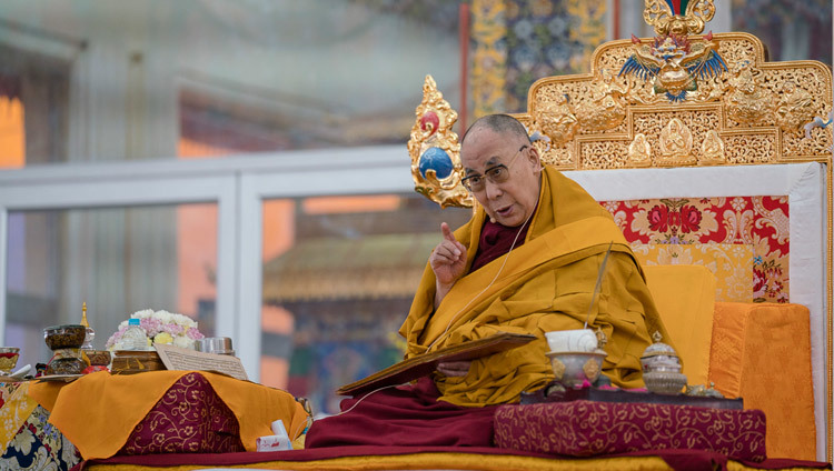 Su Santidad el Dalái Lama hablando en el tercer y último día la Iniciación de Kalachakra en Bodhgaya, Bihar, India el 13 de enero de 2017. Foto/Tenzin Choejor/OHHDL