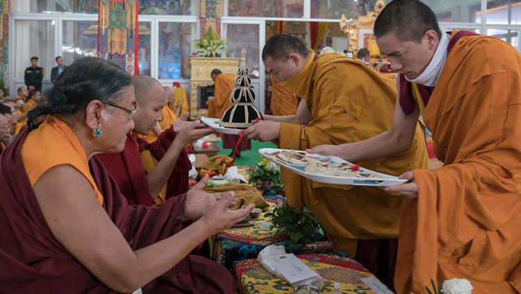 Monjes del Monasterio de Namgyal presentando objetos rituales a Sakya Trizin y Gyalwang Karmapa durante el tercer y último día de la Iniciación de Kalachakra en Bodhgaya, Bihar, India el 13 de enero de 2017. Foto/Tenzin Choejor/OHHDL