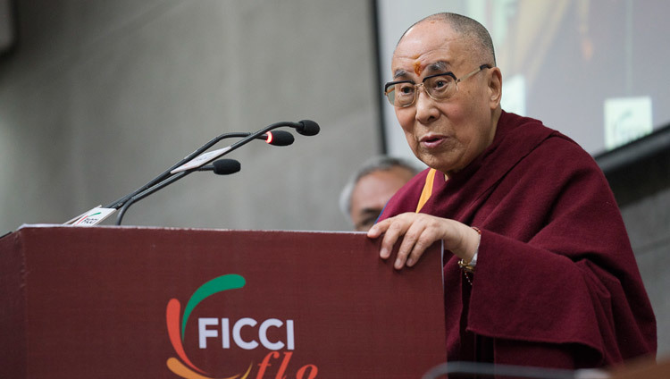 Su Santidad el Dalái Lama hablando ante la Sección de Damas de la Federación de Cámaras de Comercio e Industria de la India en Nueva Delhi, India, el 21 de enero de 2017. Foto/Tenzin Choejor/OHHDL