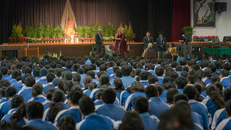 Su Santidad el Dalái Lama dirigiéndose a los alumnos de la Escuela Internacional «The Mother» en Nueva Delhi, India, el 21 de enero de 2017. Foto/Tenzin Choejor/OHHDL