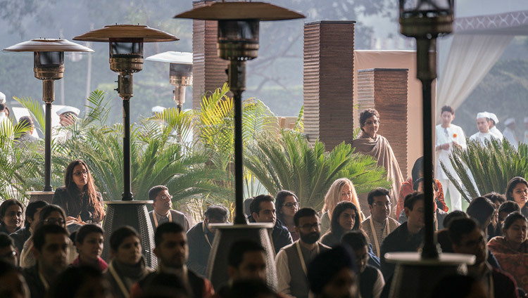 Miembros de la audiencia escuchando a Su Santidad el Dalái Lama en las enseñanzas inaugurales de Vidyaloke en Nueva Delhi, India, el 3 de febrero de 2017. Foto/Tenzin Choejor/OHHDL