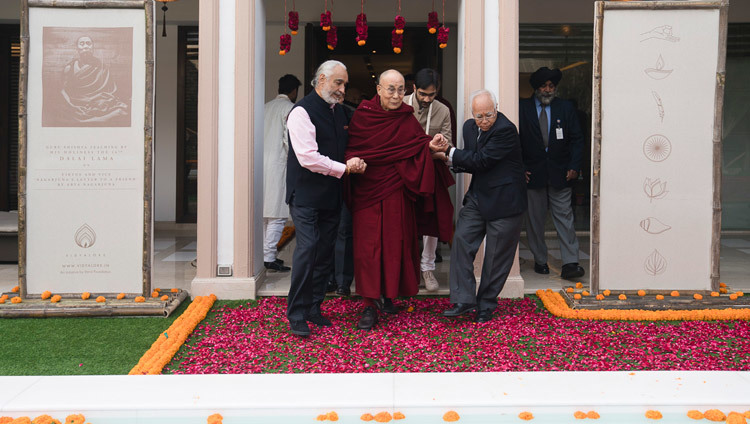 Su Santidad el Dalái Lama siendo acompañado al estrado para dar las enseñanzas inaugurales de Vidyaloke en Nueva Delhi, India, el 3 de febrero de 2017. Foto/Tenzin Choejor/OHHDL