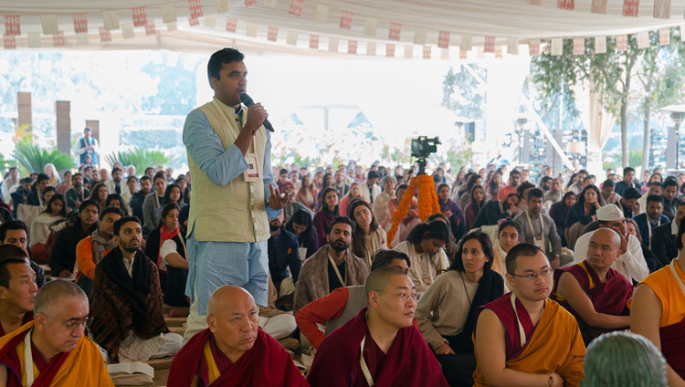 Un miembro de la audiencia haciendo una pregunta a Su Santidad el Dalái Lama durante sus enseñanzas en Nueva Delhi, India, el 3 de febrero de 2017. Foto/Tenzin Choejor/OHHDL