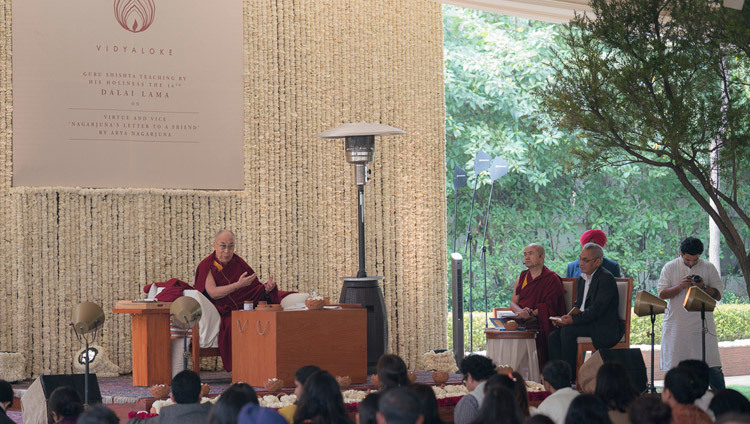 Su Santidad el Dalái Lama hablando en el segundo día de las enseñanzas de Vidyaloke en Nueva Delhi, India, el 4 de febrero de 2017. Foto/Tenzin Choejor/OHHDL
