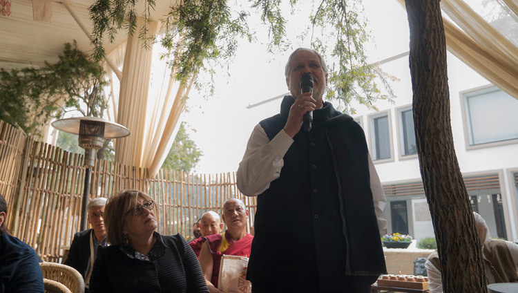 El ex gobernador de Delhi, Najeeb Jung, haciendo un pregunta a Su Santidad el Dalái Lama durante el segundo día de las enseñanzas de Vidyaloke en Nueva Delhi, India, el 4 de febrero de 2017. Foto/Tenzin Choejor/OHHDL