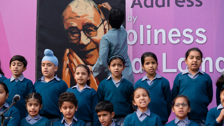 El artista Vilas Naik creando un retrato de Su Santidad el Dalái Lama mientras los niños cantan una canción de bienvenida, antes de la charla de Su Santidad en el Convento de Jesús & María en Nueva Delhi, India el 6 de febrero de 2017. Foto/Tenzin Choejor/OHHDL