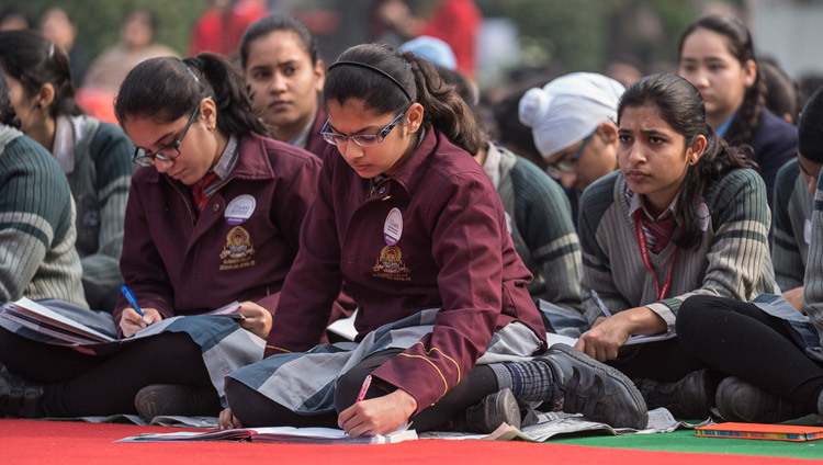Algunos de los más de 1.300 estudiantes de 80 escuelas tomando notas durante la charla de Su Santidad el Dalái Lama en el Convento de Jesús & María en Nueva Delhi, India, el 6 de febrero de 2017. Foto/Tenzin Choejor/OHHDL