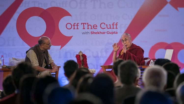 Su Santidad el Dalái Lama concediendo una entrevista a Shekhar Gupta como parte de su ciclo «Improvisaciones» en Nueva Delhi, India, el 6 de febrero de 2017. Foto/Tenzin Choejor/OHHDL
