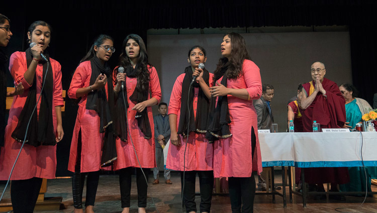 Un grupo de estudiantes cantando una canción para dar la bienvenida a Su Santidad el Dalái Lama al comienzo de su charla en el Instituto Jesús y María de Nueva Delhi, India, el 7 de febrero de 2017. Foto/Tenzin Choejor/OHHDL