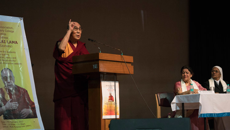 Su Santidad el Dalái Lama hablando a estudiantes y profesores del Instituto Jesús y María en Nueva Delhi, India, el 7 de febrero de 2017. Foto/Tenzin Choejor/OHHDL