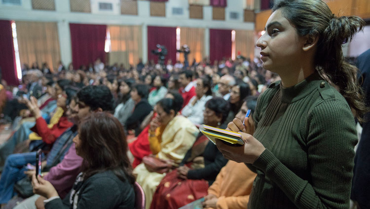Una estudiante tomando notas mientras Su Santidad el Dalái Lama responde a su pregunta durante su charla en el Instituto Jesús y María de Nueva Delhi, India, el 7 de febrero de 2017. Foto/Tenzin Choejor/OHHDL