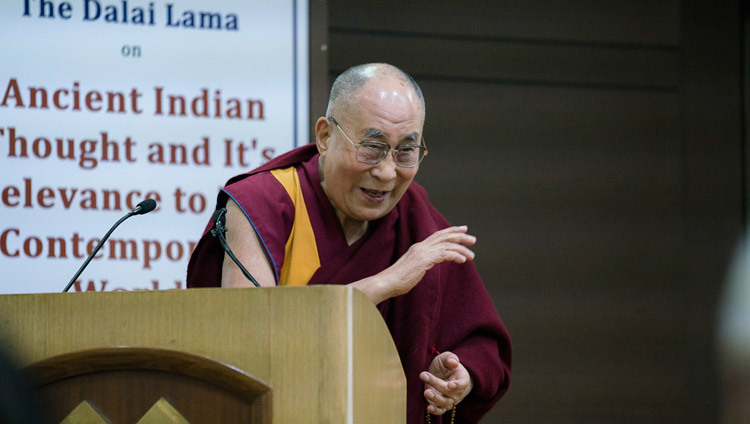 Su Santidad el Dalái Lama hablando en la Fundación Internacional Vivekananda en Nueva Delhi, India, el 8 de febrero de 2017. Foto/Tenzin Choejor/OHHDL