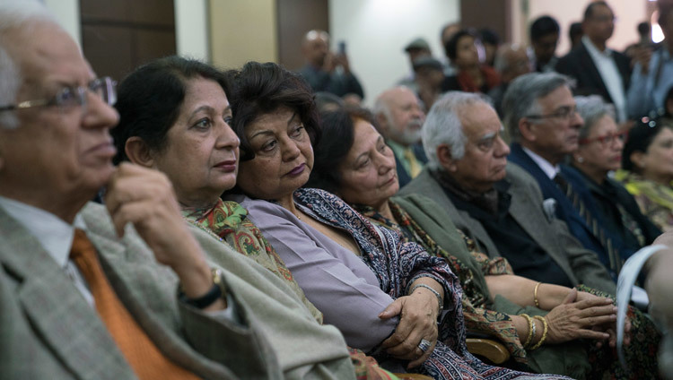 Asistentes escuchando a Su Santidad el Dalái Lama en la Fundación Internacional Vivekananda en Nueva Delhi, India, el 8 de febrero de 2017. Foto/Tenzin Choejor/OHHDL