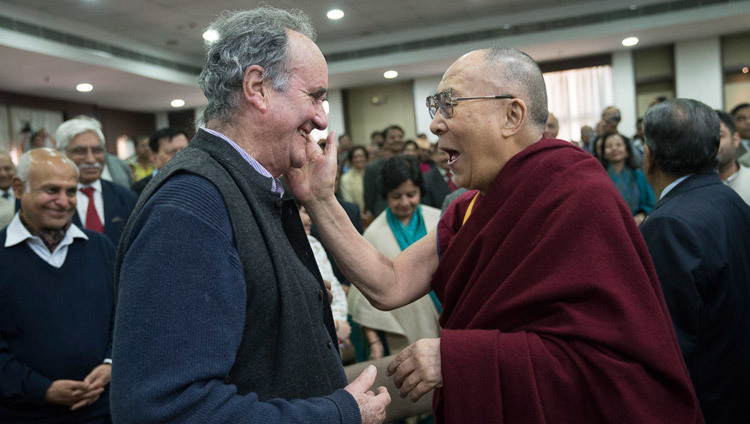 Su Santidad el Dalái Lama saluda a su viejo amigo, el ex jefe de la oficina de la BBC en Nueva Delhi, Mark Tully, a su llegada a la Fundación Internacional Vivekananda en Nueva Delhi, India, el 8 de febrero de 2017. Foto/Tenzin Choejor/OHHDL