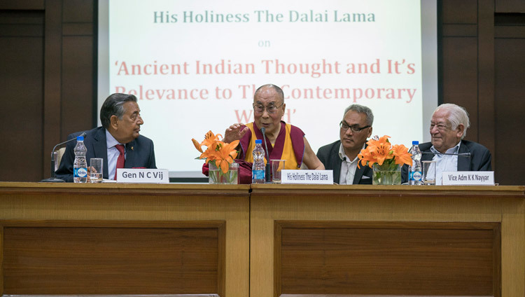 Su Santidad el Dalái Lama respondiendo a las preguntas de los asistentes durante su charla en la Fundación Internacional Vivekananda en Nueva Delhi, India, el 8 de febrero de 2017. Foto/Tenzin Choejor/OHHDL