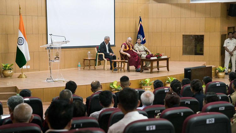 Su Santidad el Dalái Lama hablando en la Academia Nacional de Policía Sardar Vallabhbhai Patel en Hyderabad, Telangana, India el 11 de febrero de 2017. Foto de Tenzin Choejor/OHHDL
