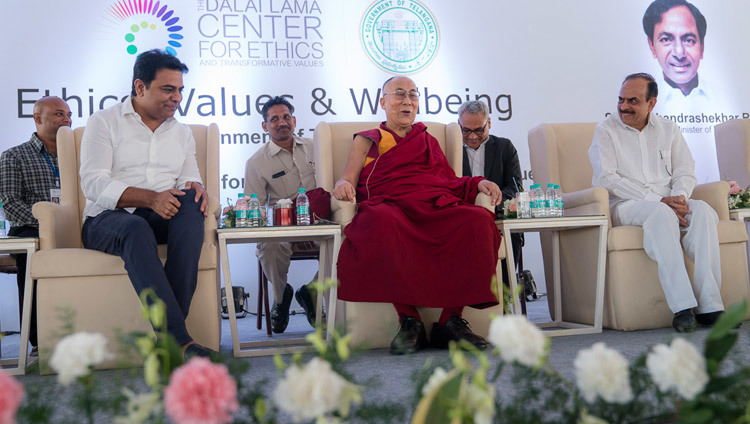 Su Santidad el Dalái Lama respondiendo a las preguntas del público durante su charla en el HITEX Open Arena en Hyderabad, Telangana, India, el 12 de febrero de 2017. Foto de Tenzin Choejor/OHHDL