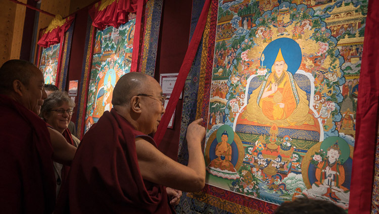 Su Santidad el Dalái Lama mirando las thangkas que representan la vida de los Dalái Lamas durante su visita al Instituto Norbulingka en Sidhpur, HP, India el 9 de marzo de 2017. Foto de Tenzin Choejor/OHHDL