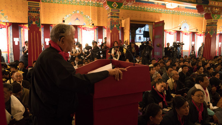 El director del Instituto Norbulinka, Kasur Kalsang Yeshi, hablando en la ceremonia del XXI aniversario en Sidhpur, HP, India, el 9 de marzo de 2017. Foto de Tenzin Choejor/OHHDL