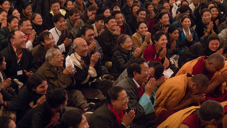 Público asistente escuchando a Su Santidad el Dalái Lama hablar en el Norbulingka Institue en Sidhpur, HP, India el 9 de marzo de 2017. Foto de Tenzin Choejor/OHHDL